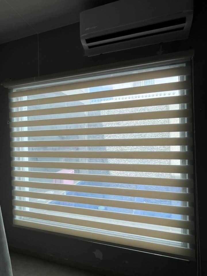 Persianas instaladas por Aura Interiores en una ventana residencial.