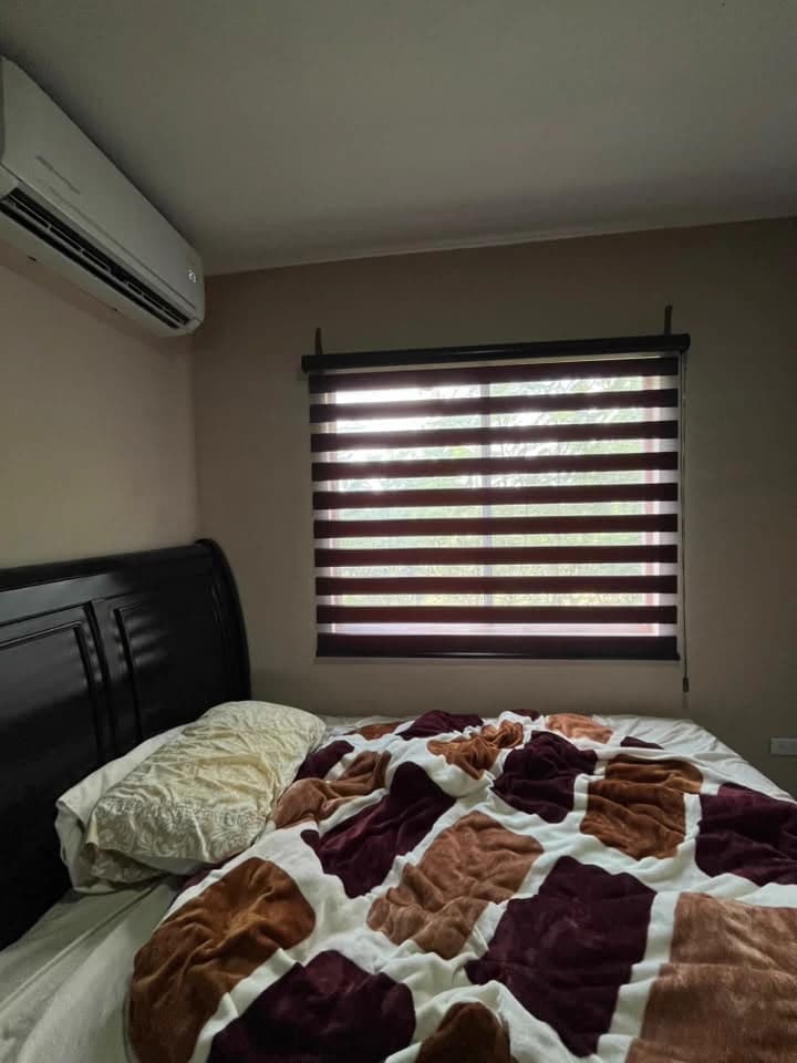 Detalle de cortinas y entrada de luz en un proyecto de Aura Interiores.