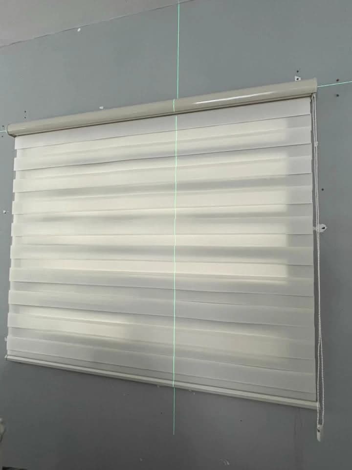 Tratamiento de ventana terminado y compartido por Aura Interiores.